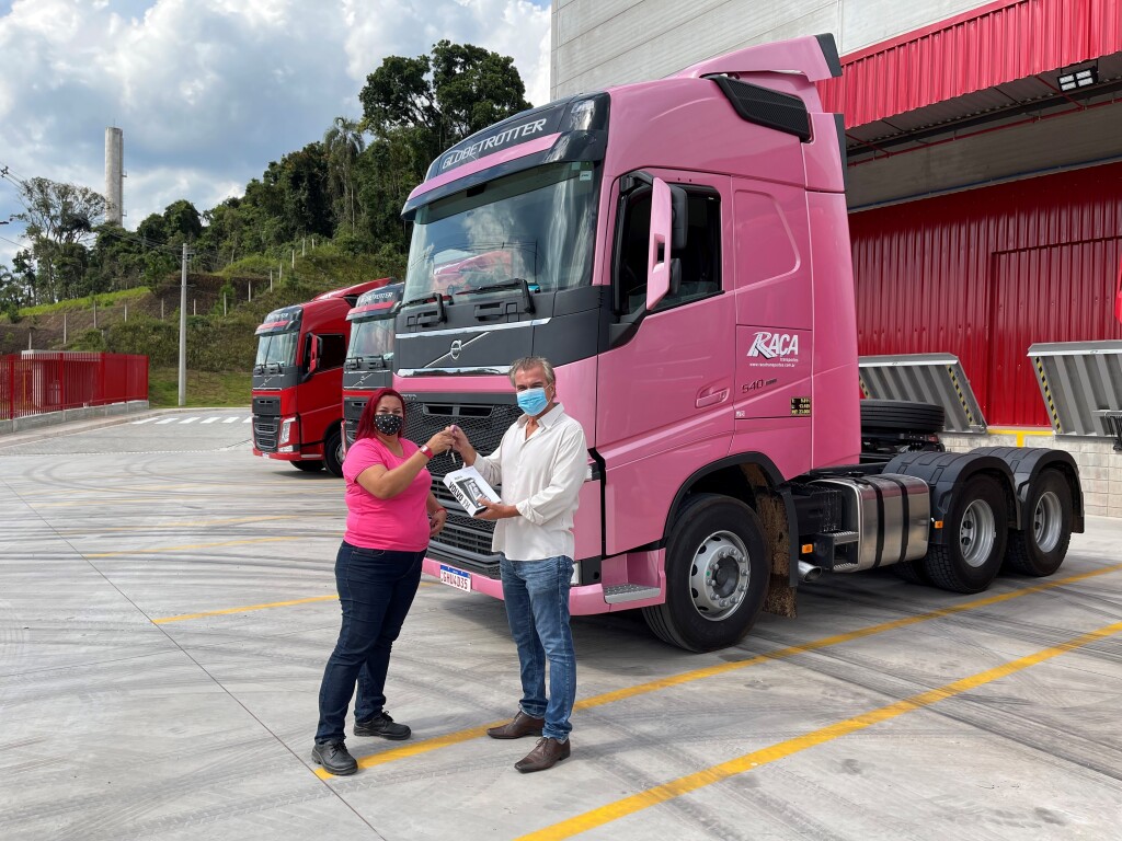 Faiçal Murad Filho, diretor-presidente da Raça Transportes, celebra entrega de um Volvo FH 540cv novo e cor-de-rosa para Mere Deime, motorista da transportadora